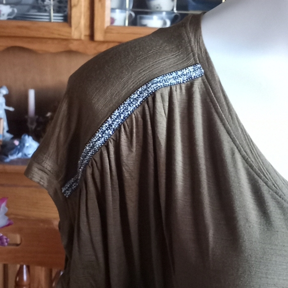 Palette Embellished Shoulder Tee - Picture 4 of 5